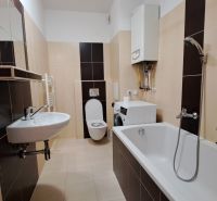 Bývanie s vlastnou predzáhradkou – zariadený 2-izbový byt (62+33 m²) - Kúpeľňa v 2-izbovom byte s vaňou, práčkou a nástenným bojlerom.
