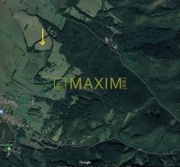 Slnečný takmer hektárový pozemok (9410m²) v k.ú. Kuchyňa s nádherným p - Letecká snímka rekreačných pozemkov v obci Kuchyňa obklopených lesmi a neďalekými cestami.