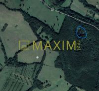 Slnečný takmer hektárový pozemok (9410m²) v k.ú. Kuchyňa s nádherným p - Letecký pohľad na rekreačné pozemky v obci Kuchyňa obklopené zeleňou a lesmi.