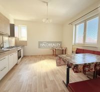 Predaj, rodinný dom Lipová, 3-izbový - Kuchyňa v rodinnom dome s podlahou s dreveným dekorom a jedálenským kútom.