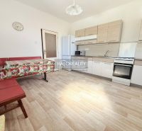 Predaj, rodinný dom Lipová, 3-izbový - Kuchyňa v rodinnom dome s rohovou lavicou, stolom a podlahou s dreveným dekorom.