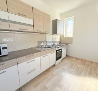 Predaj, rodinný dom Lipová, 3-izbový - Kuchyňa v rodinnom dome s podlahou s dreveným dekorom a svetlým nábytkom.