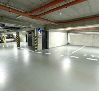 Medicínske centrum alebo budova s 8 apartmánmi - Podzemné garáže, na ulici Na varte, parkovacie miesta budova, prázdna plocha, potrubia.