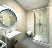 Medicínske centrum alebo budova s 8 apartmánmi - Kúpeľňa v novostavbe s umývadlom, zrkadlom, sprchovacím kútom na ulici Na Varte.