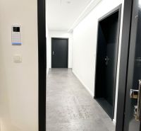 Medicínske centrum alebo budova s 8 apartmánmi - Vchod do interiéru v budove s chodbou na ulici Na varte.