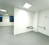 Medicínske centrum alebo budova s 8 apartmánmi - Biela miestnosť na ulici Na varte v budove so sivou podlahou a čiernou dekoráciou.