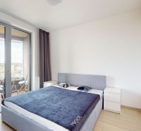 Byt v minimalistickom štýle s výhľadom na hrad - Svetlá spálňa v 2-izbovom byte, s výhľadom z balkóna na ulici Čulenova.