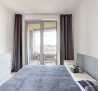 Byt v minimalistickom štýle s výhľadom na hrad - Spálňa v 2-izbovom byte, s balkónom na ulici Čulenova, svieža atmosféra a svetlé farby.