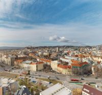 Byt v minimalistickom štýle s výhľadom na hrad - Panoráma mesta plná historických budov na ulici Čulenova; ideálne miesto pre 2-izbový byt.