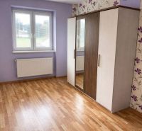 3-izbový byt v Hrnčiarskej Vsi – balkón, pivnica a dostupná cena - Fialovo-biela izba s podlahou s dreveným dekorom a šatníkovou skriňou v 3-izbovom byte.
