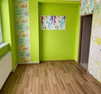 3-izbový byt v Hrnčiarskej Vsi – balkón, pivnica a dostupná cena - Detská izba so svetlou stenou, farebnými tapetami a podlahou s dreveným dekorom.