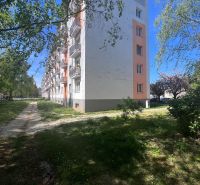 NA PREDAJ! 3i byt s 2 balkónmi - pôvodný stav, 69 m2, 28. októbra, TN - Bytový dom so zeleňou na ulici 28. októbra pri 3-izbovom byte v Trenčíne.