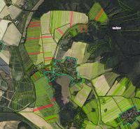 Šávoľ – 10.000 m2 ORNÁ PÔDA a LESY - Poľnohospodárske a lesné pozemky v Šávoli, rôzne políčka a lesy z výšky.
