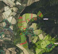 Šávoľ – 10.000 m2 ORNÁ PÔDA a LESY - Letecký pohľad na poľnohospodárske a lesné pozemky v okolí Šávôle, rôzne farebne označené.
