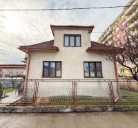 Rodinný dom s pozemkom 727m2, Tatranská ul. - Trenčín - Rodinný dom na Tatranskej ulici v Trenčíne s malou záhradou a plotom.