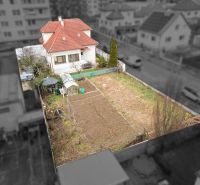 Rodinný dom s pozemkom 727m2, Tatranská ul. - Trenčín - Rodinný dom na Tatranskej ulici v Trenčíne s veľkou záhradou a skleníkom.