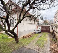 Rodinný dom s pozemkom 727m2, Tatranská ul. - Trenčín - Rodinný dom na Tatranskej ulici v Trenčíne s garážou a oplotenou záhradou.