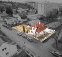 Rodinný dom s pozemkom 727m2, Tatranská ul. - Trenčín - Rodinný dom na Tatranskej ulici v Trenčíne s okolitými záhradami a kôlňou.