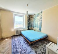 3 izbový byt 77m2 s balkónom Trenčín - Kubrá  - Spálňa s posteľou, koberec, tapeta s lesným motívom v 3-izbovom byte.