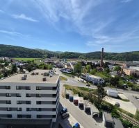 3 izbový byt 77m2 s balkónom Trenčín - Kubrá  - Trenčín, ulica Pred poľom: výhľad na okolie s obytnými domami a zeleňou.