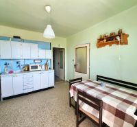 3 izbový byt 77m2 s balkónom Trenčín - Kubrá  - Kuchyňa s jedálenským kútom, biele skrinky a mikrovlnka v 3-izbovom byte.