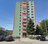 3 izbový byt 77m2 s balkónom Trenčín - Kubrá  - Bytový dom v Trenčíne na ulici Pred poľom, vedľa neho zaparkované autá.