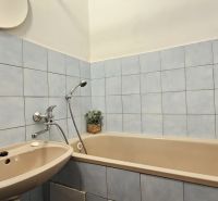 Predaj dvojizbový byt v Banskej Štiavnici, pod Kalváriou - Kúpeľňa v 2-izbovom byte s keramickými obkladačkami a vaňou.