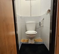 Predaj dvojizbový byt v Banskej Štiavnici, pod Kalváriou - Toaleta s obkladom a kobercom v 2-izbovom byte.