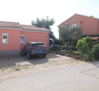 Chorvátsko, Vodice - zariadený bungalov, výhľad na more - Rodinný dom v meste Vodice, parkovacie miesto a záhrada s kvetmi a stromami.