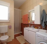 Chorvátsko, Vodice - zariadený bungalov, výhľad na more - Kúpeľňa v rodinnom dome s umývadlom, práčkou a sprchovacím kútom.