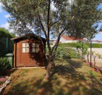 Chorvátsko, Vodice - zariadený bungalov, výhľad na more - Rodinný dom vo Vodiciach má záhradu s dreveným domčekom a olivovníkom.