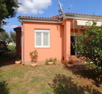 Chorvátsko, Vodice - zariadený bungalov, výhľad na more - Rodinný dom vo Vodiciach s terakotovou strechou, okolitou zeleňou a kvetináčmi v záhrade.