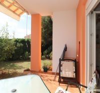 Chorvátsko, Vodice - zariadený bungalov, výhľad na more - Terasa rodinného domu vo Vodiciach s posedením a výhľadom do záhrady.
