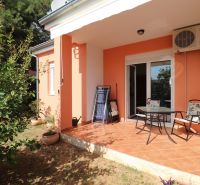 Chorvátsko, Vodice - zariadený bungalov, výhľad na more - Rodinný dom vo Vodiciach s terasou, záhradou a oranžovou fasádou.