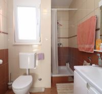 Chorvátsko, Vodice - zariadený bungalov, výhľad na more - Kúpeľňa so sprchovacím kútom v rodinnom dome.
