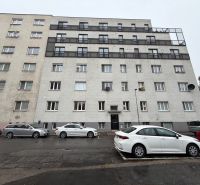 Na prenájom vybavený 2i byt, ul. Moravská, Bratislava - Bytový dom na Moravskej ulici v Bratislave so zaparkovanými autami v okolí.