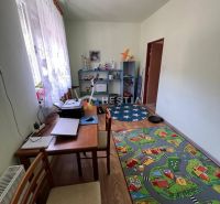 NOVINKA Priestranný 3-izbový byt (99 m²) s pozemkom, terasou, 2 balkón - Detská izba s kobercom v tvare cesty, pracovným stolom a policovým regálom.