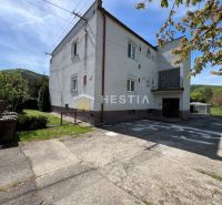NOVINKA Priestranný 3-izbový byt (99 m²) s pozemkom, terasou, 2 balkón - Bytový dom v Brezovej pod Bradlom, okolie so zeleňou a vjazdom.