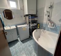 NOVINKA Priestranný 3-izbový byt (99 m²) s pozemkom, terasou, 2 balkón - Kompaktná kúpeľňa v 3-izbovom byte s vaňou, umývadlom, práčkou a úložným priestorom.