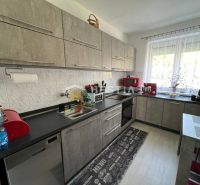NOVINKA Priestranný 3-izbový byt (99 m²) s pozemkom, terasou, 2 balkón - Kuchyňa v 3-izbovom byte so spotrebičmi a podlahou s dreveným dekorom.