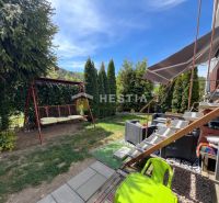 NOVINKA Priestranný 3-izbový byt (99 m²) s pozemkom, terasou, 2 balkón - Záhrada s hojdačkou a ratanovým sedením pri 3-izbovom byte v Brezovej pod Bradlom.