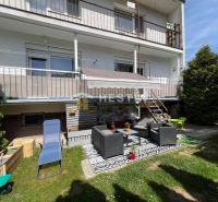 NOVINKA Priestranný 3-izbový byt (99 m²) s pozemkom, terasou, 2 balkón - Záhrada pri 3-izbovom byte v Brezovej pod Bradlom s vonkajším posedením a zeleňou.