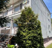 NOVINKA Priestranný 3-izbový byt (99 m²) s pozemkom, terasou, 2 balkón - Bytový dom v Brezovej pod Bradlom s balkónmi a schodiskom do záhrady.