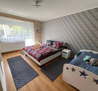 NOVINKA Priestranný 3-izbový byt (99 m²) s pozemkom, terasou, 2 balkón - Spálňa s dvojposteľou, detskou posteľou a podlahou s dreveným dekorom v 3-izbovom byte.