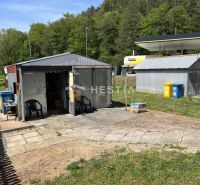NOVINKA Priestranný 3-izbový byt (99 m²) s pozemkom, terasou, 2 balkón - Plechové garáže a umývacie centrum na záhrade v Brezovej pod Bradlom, obklopené prírodou.