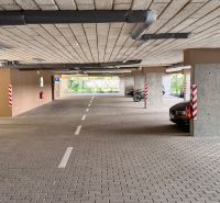 Prenájom dvojizbový byt -49 m2, Senica, Sadová ul. - Parkovacie miesta v garáži s automobilom, bicyklom a betónovými stĺpmi.