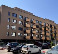 Prenájom dvojizbový byt -49 m2, Senica, Sadová ul. - Bytový dom na Sadovej ulici v Senici s parkujúcimi autami a balkónmi.