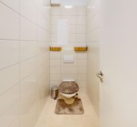 Prenájom dvojizbový byt -49 m2, Senica, Sadová ul. - Kúpeľňa v 2-izbovom byte s bielymi dlaždicami a toaletou.