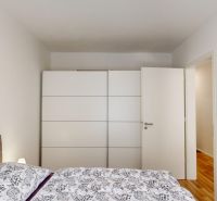 Prenájom dvojizbový byt -49 m2, Senica, Sadová ul. - Spálňa v 2-izbovom byte s bielym šatníkom a posteľou s kvetinovou posteľnou bielizňou.
