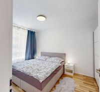 Prenájom dvojizbový byt -49 m2, Senica, Sadová ul. - Spálňa s manželskou posteľou, nočným stolíkom a podlahou s dreveným dekorom v 2-izbovom byte.